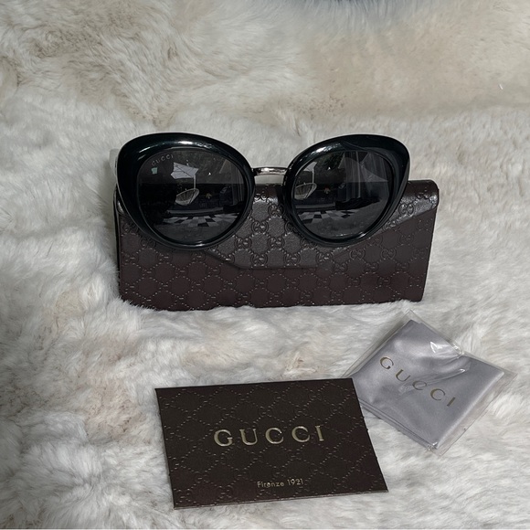 Gucci black sunglasses with silver GG logo on arm - Picture 3 of 6